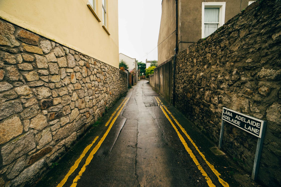 Road in Between of Houses · Free Stock Photo
