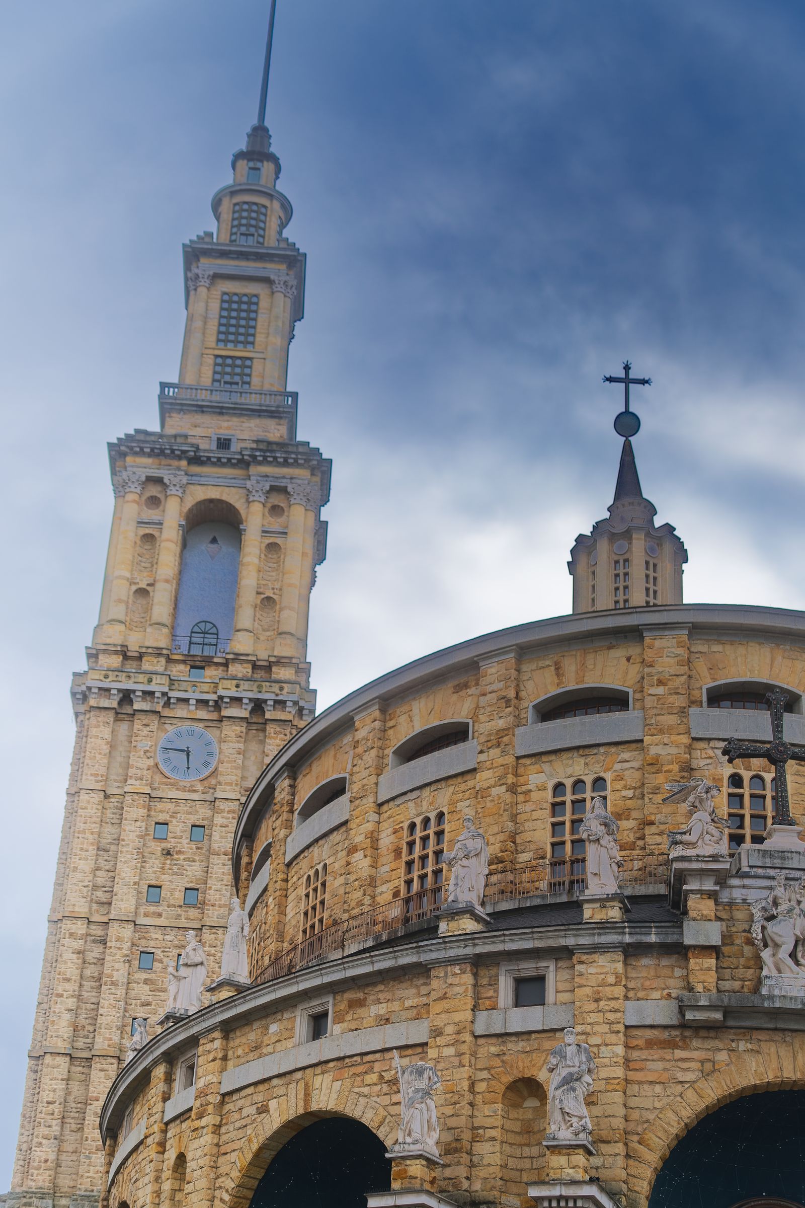 Clocher et abside à coupole d'une église historique, à Gijón, en Espagne