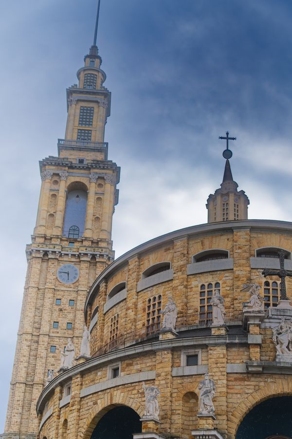 Clocher et abside à coupole d'une église historique, à Gijón, en Espagne