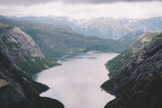 挪威峡湾被雄伟山脉包围，其全景令人惊叹