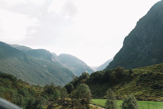 挪威的美丽景观展现了郁郁葱葱的山丘和雄伟的山脉