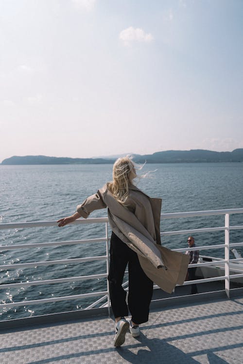 Wanita Yang Berdiri Di Samping Perahu