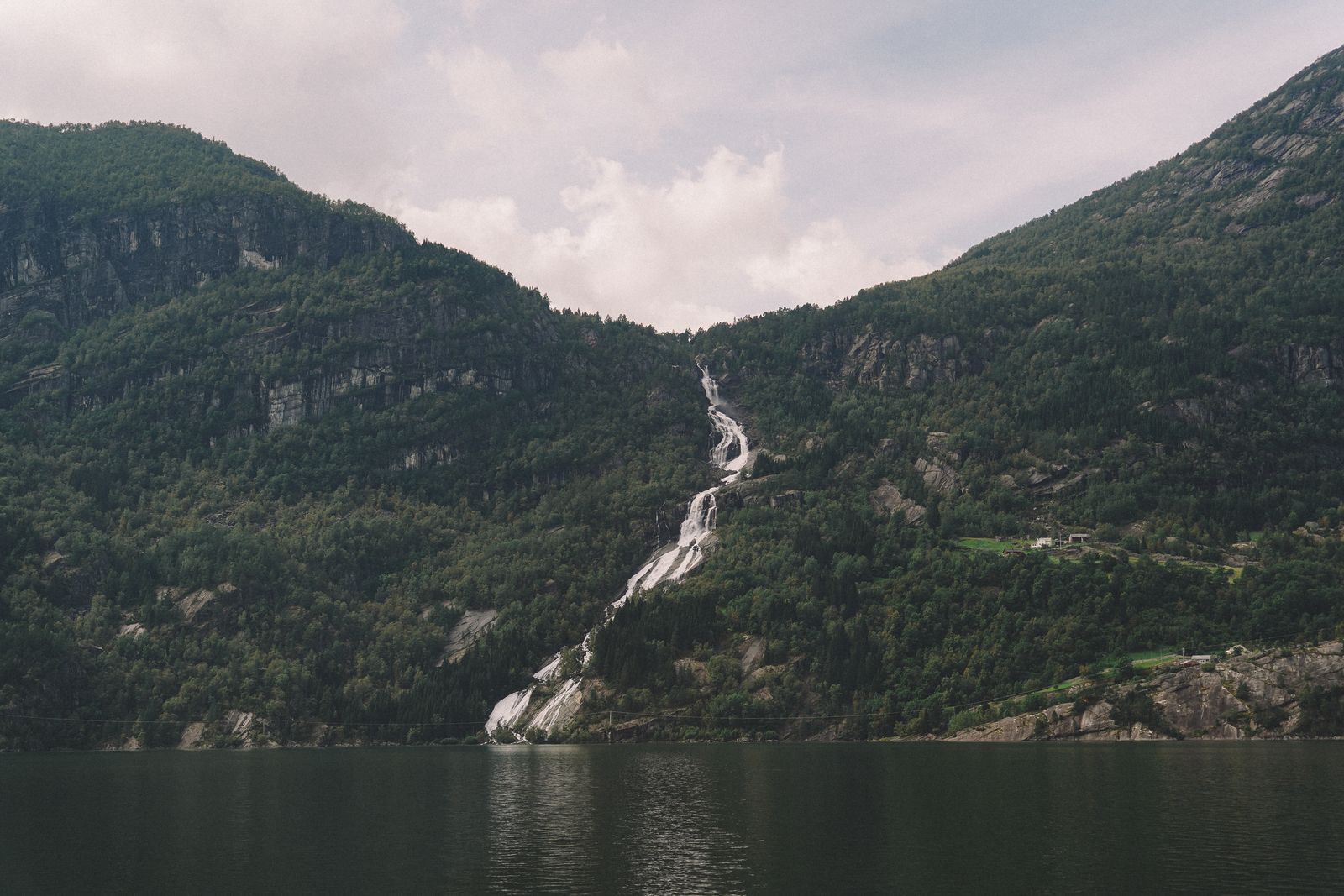 Cascade dans la verdure