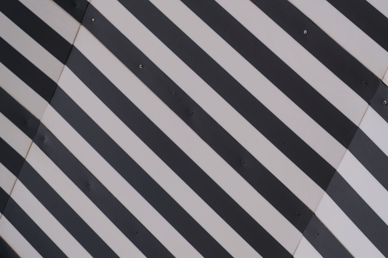 Rayures diagonales noir et blanc sur une façade géométrique
