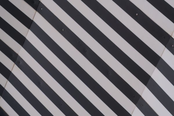 Rayures diagonales noir et blanc sur une façade géométrique