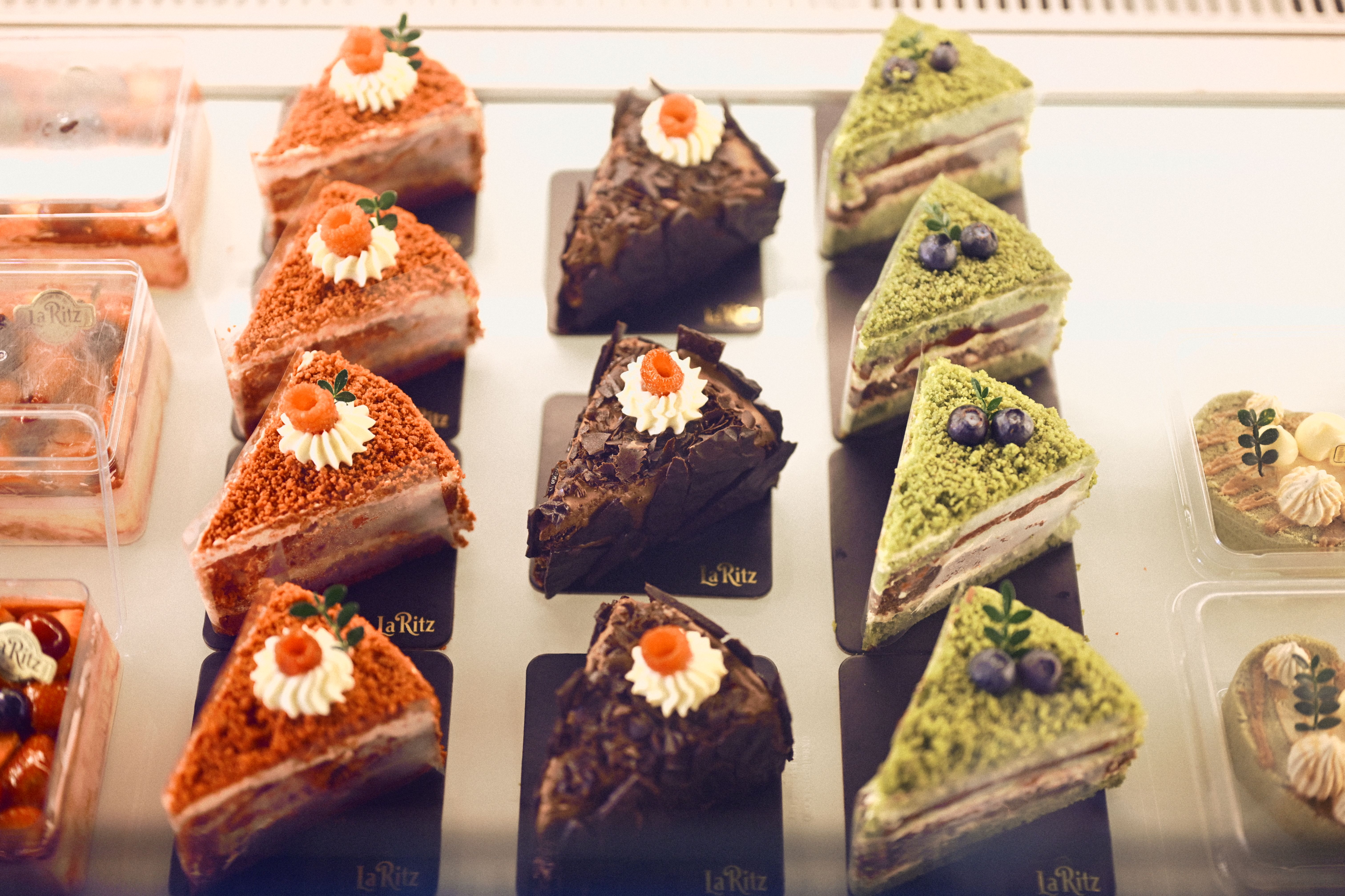 Assortiment de gâteaux et pâtisseries présentés en vitrine à La Réunion