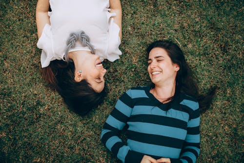 Vrouw Die Op Groen Grasgebied Ligt