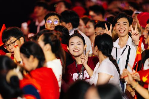 Free A lively group of young people enjoying a celebration, smiling and making peace signs. Stock Photo