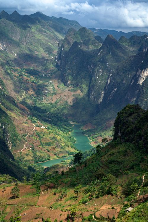 Free Breathtaking view of Mã Pí Lèng Pass in Hà Giang, showcasing lush valleys and rugged cliffs. Stock Photo