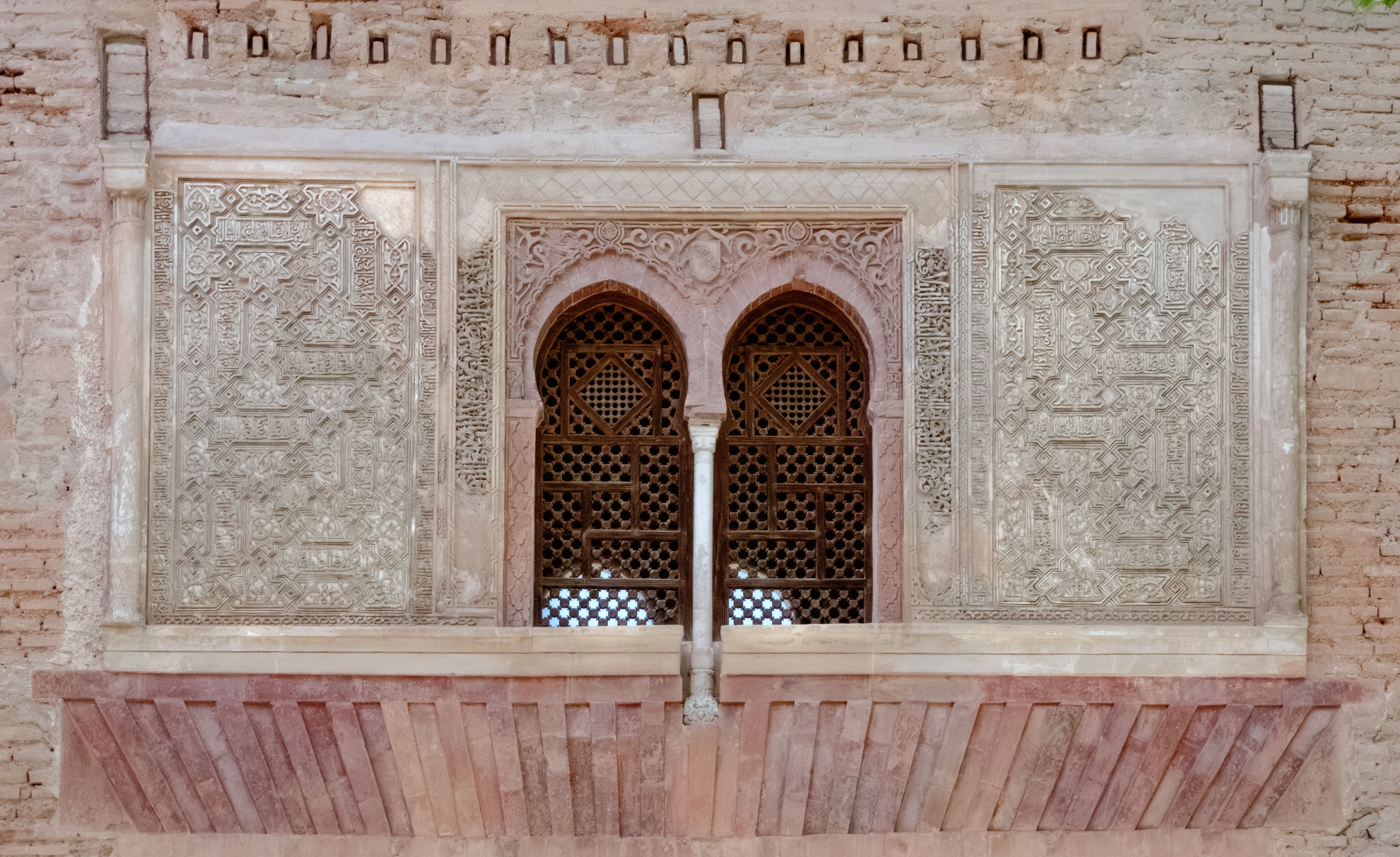 Fotomural Una vista detallada del estuco y la carpintería de la Alhambra de Granada, que muestra el arte islámico.
