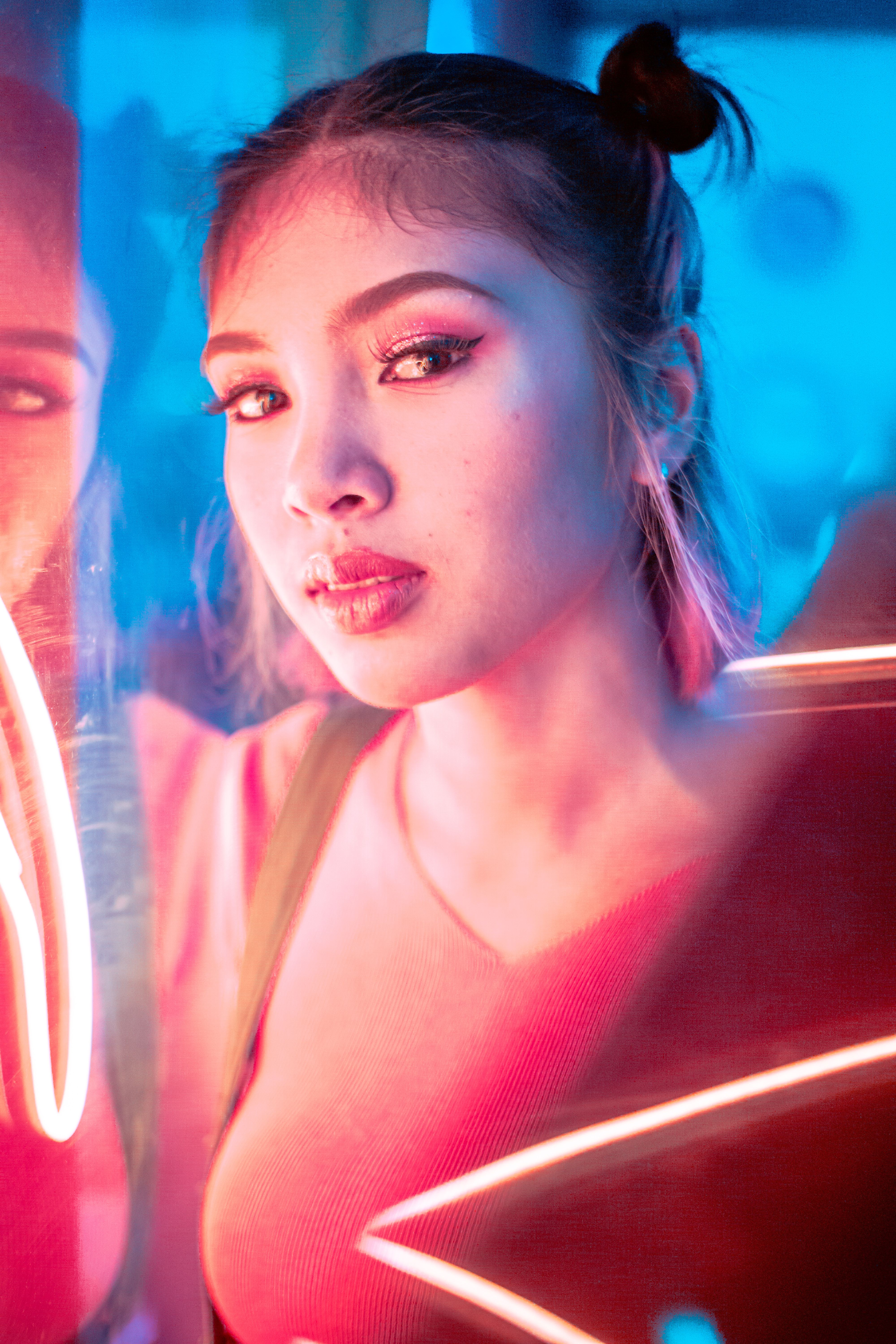 Portrait glamour d'une femme dans une lumière rose colorée