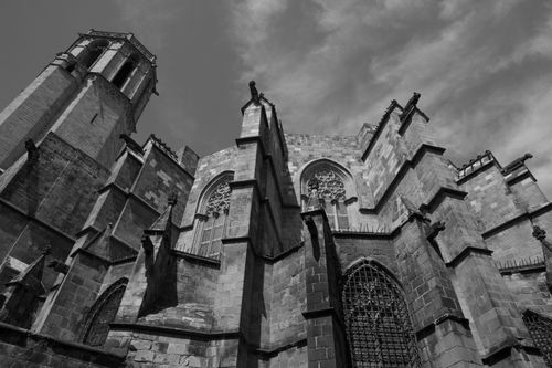 Free Detailed view of a Gothic cathedral's facade adorned with gargoyles, emphasizing architectural features. Stock Photo