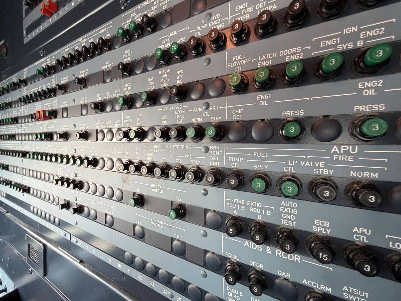 Avionics systems integration workspace