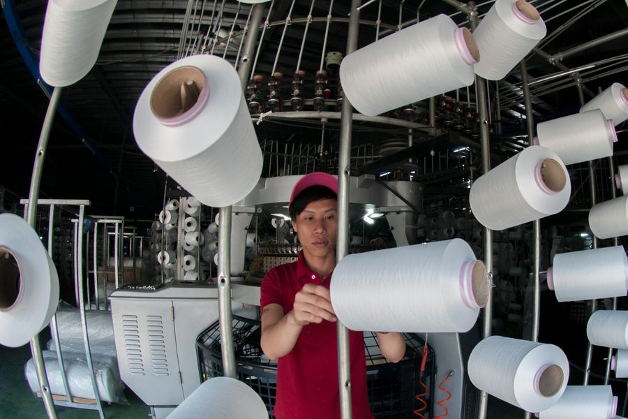 Knitting machines using yarn spools