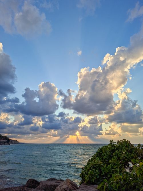 Free Dramatic sunset with sunrays piercing clouds over the Black Sea in Akçakoca, Türkiye. Stock Photo