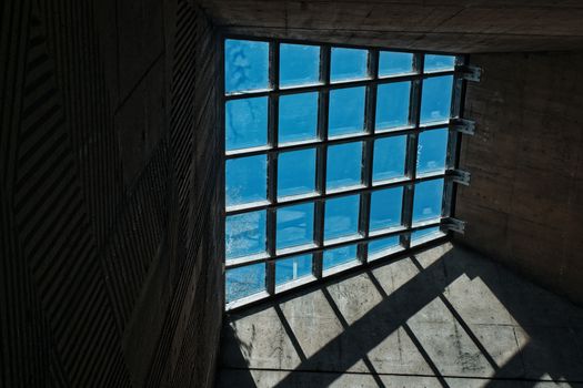 Faszinierendes Schattenspiel – Minimalistisches Hintergrundbild (von Travel with  Lenses, 8428×5619, #39259353)