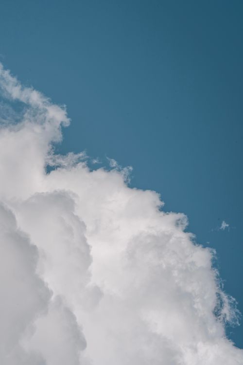Free A detailed view of a cumulus cloud against a bright blue sky, capturing nature's beauty. Stock Photo