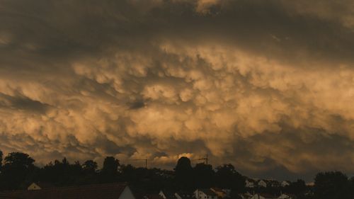 Free A stunning view of mammatus clouds during twilight over a suburban area, creating a dramatic atmosphere. Stock Photo