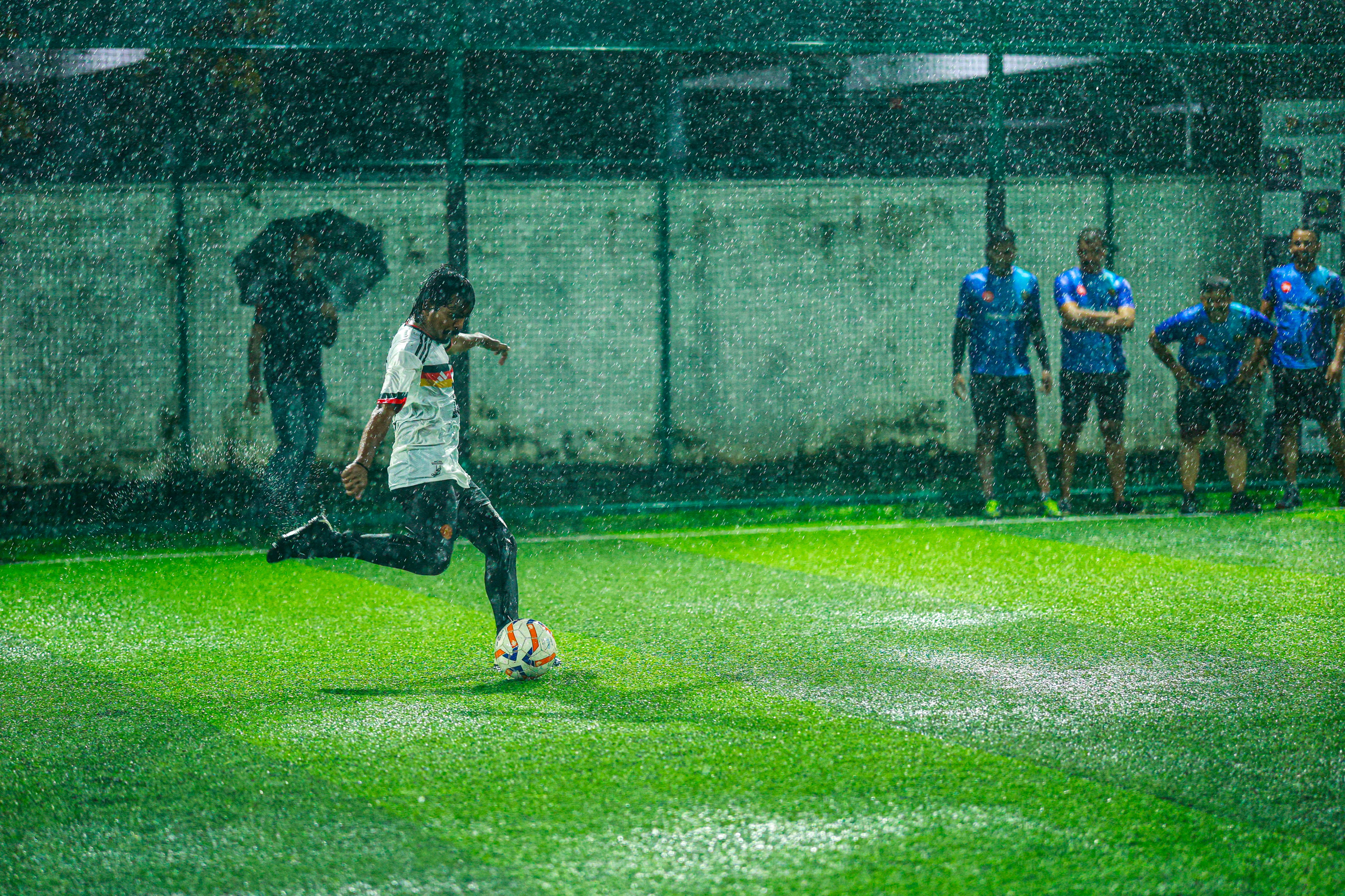 Cuaca Buruk Guyur Stadion GBK Menjelang Laga Indonesia kontra Bangladesh