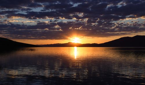 Free Golden sunrise over Sivrice Lake, Türkiye, with silhouettes and calm waters. Stock Photo