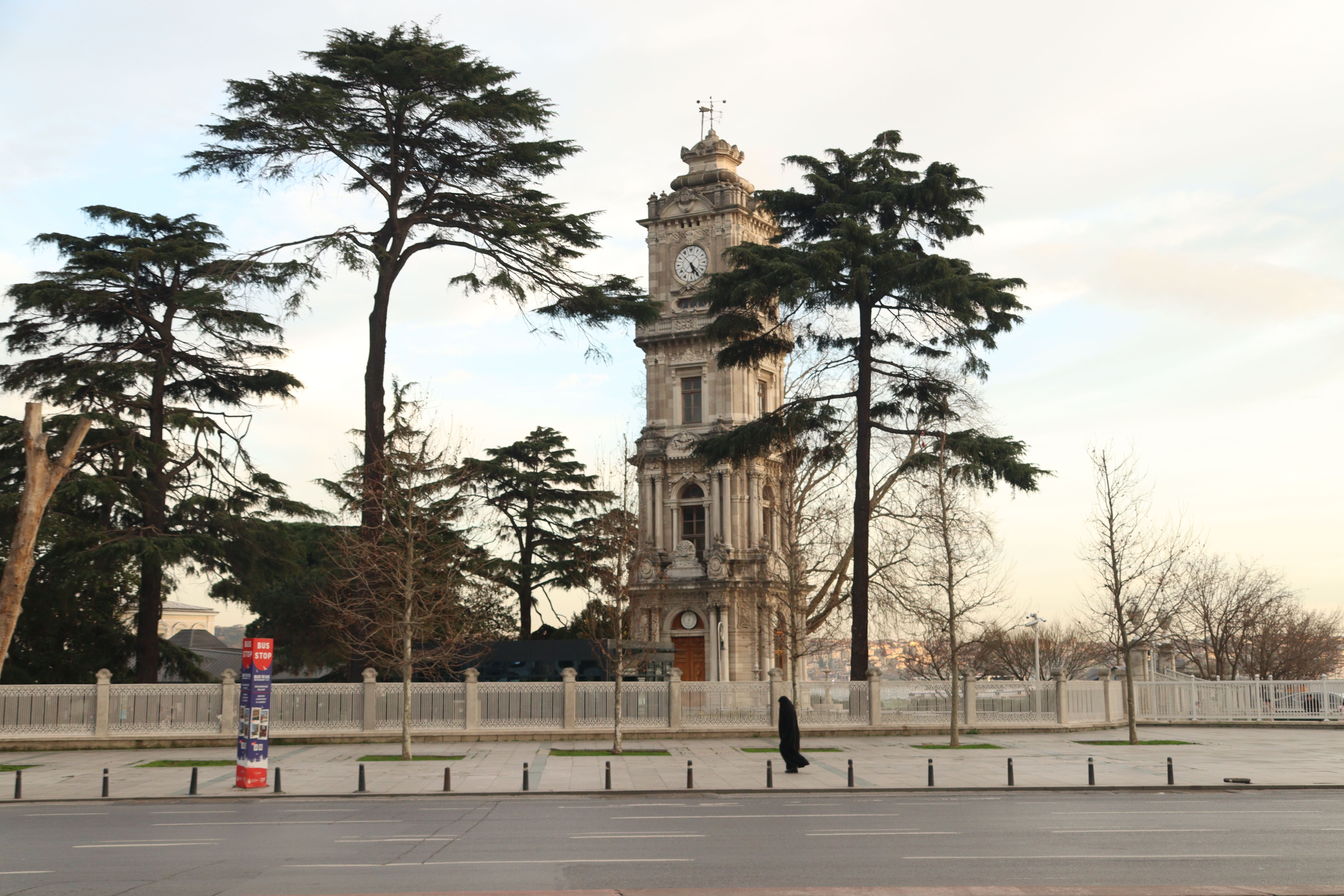 Xiaomi'nin Yeni Giyilebilir Teknoloji Hamlesi Türkiye'de! - View of Dolmabahçe Clock Tower surrounded by trees in Istanbul.