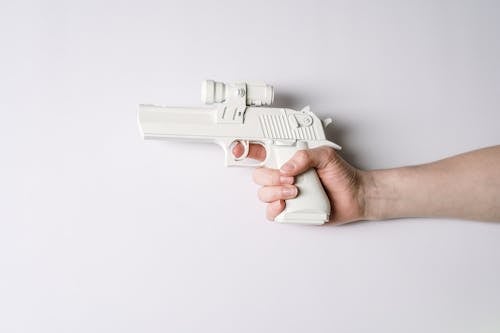 Бесплатное стоковое фото с flat lay, автоматическое оружие, белый