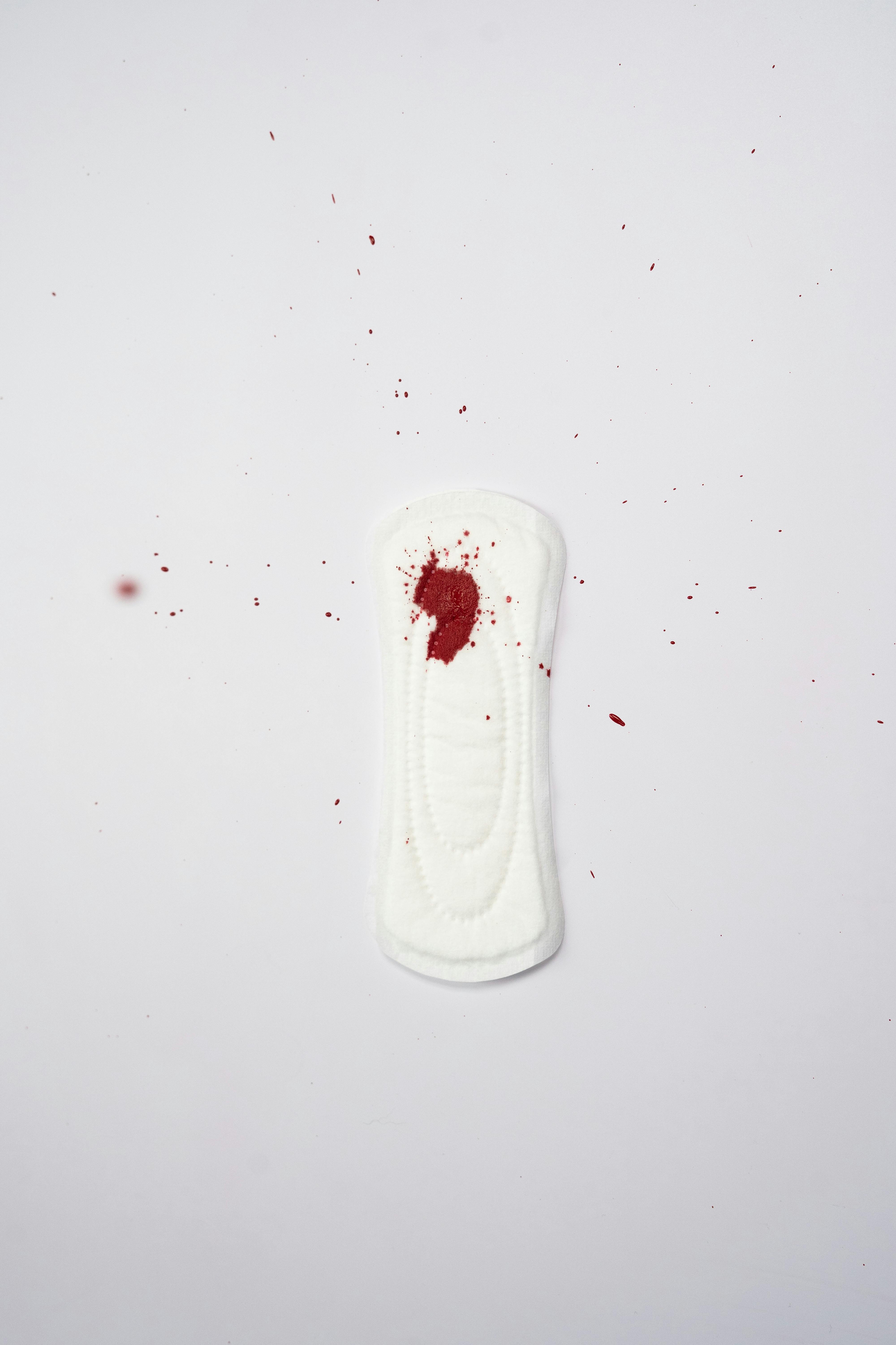 Foto de Menstruação Mulher Branca Deitada No Fundo Rosa Forro Feminino Com  Pena Vermelha Os Dias Críticos Das Mulheres e mais fotos de stock de  Algodão - Material Têxtil - iStock, menstruação