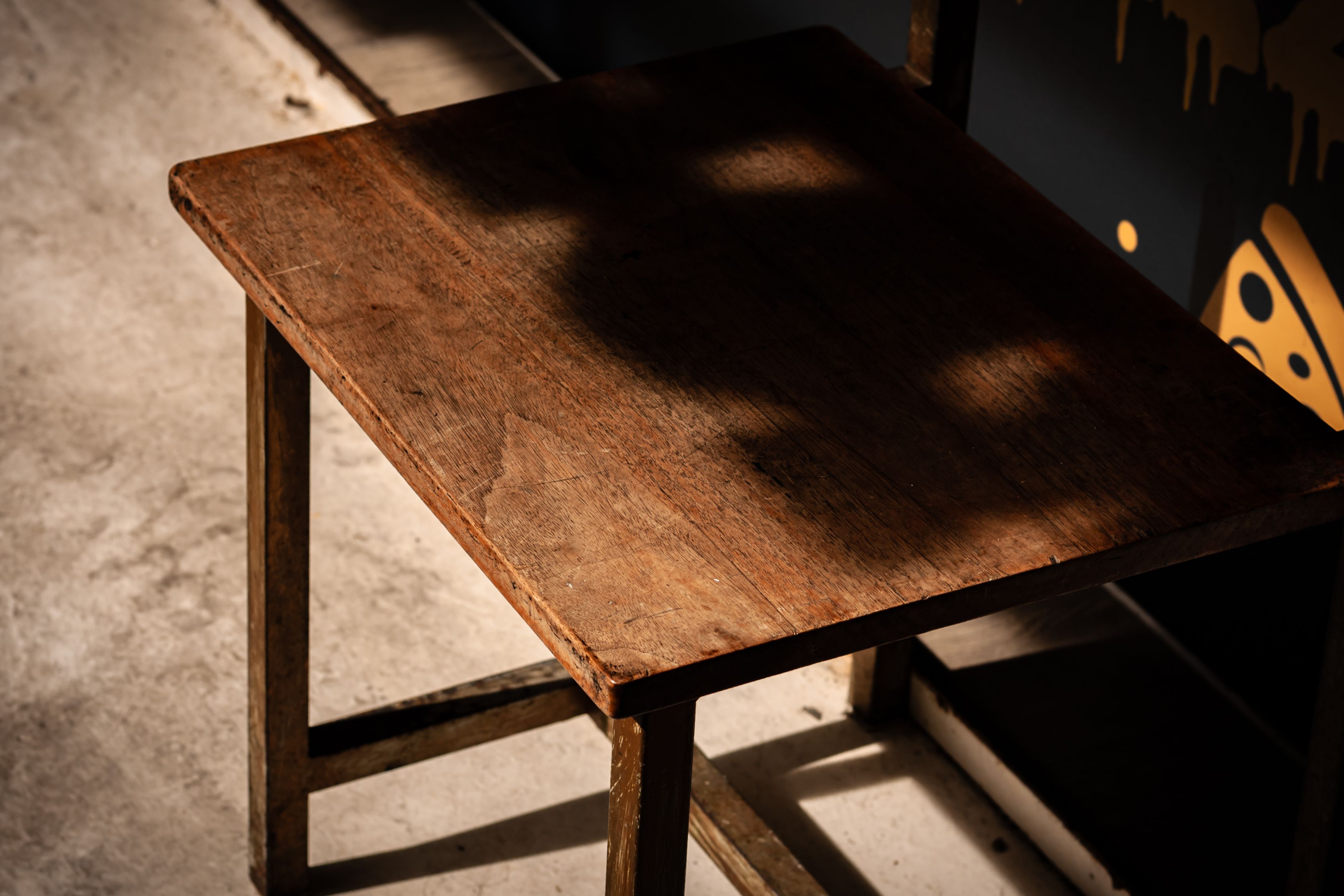 Silla de madera renovada con técnicas tradicionales