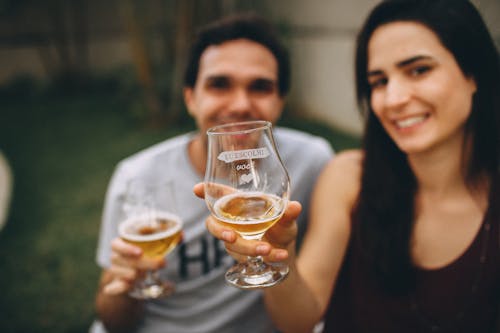 Man En Vrouw Met Helder Drinkglas