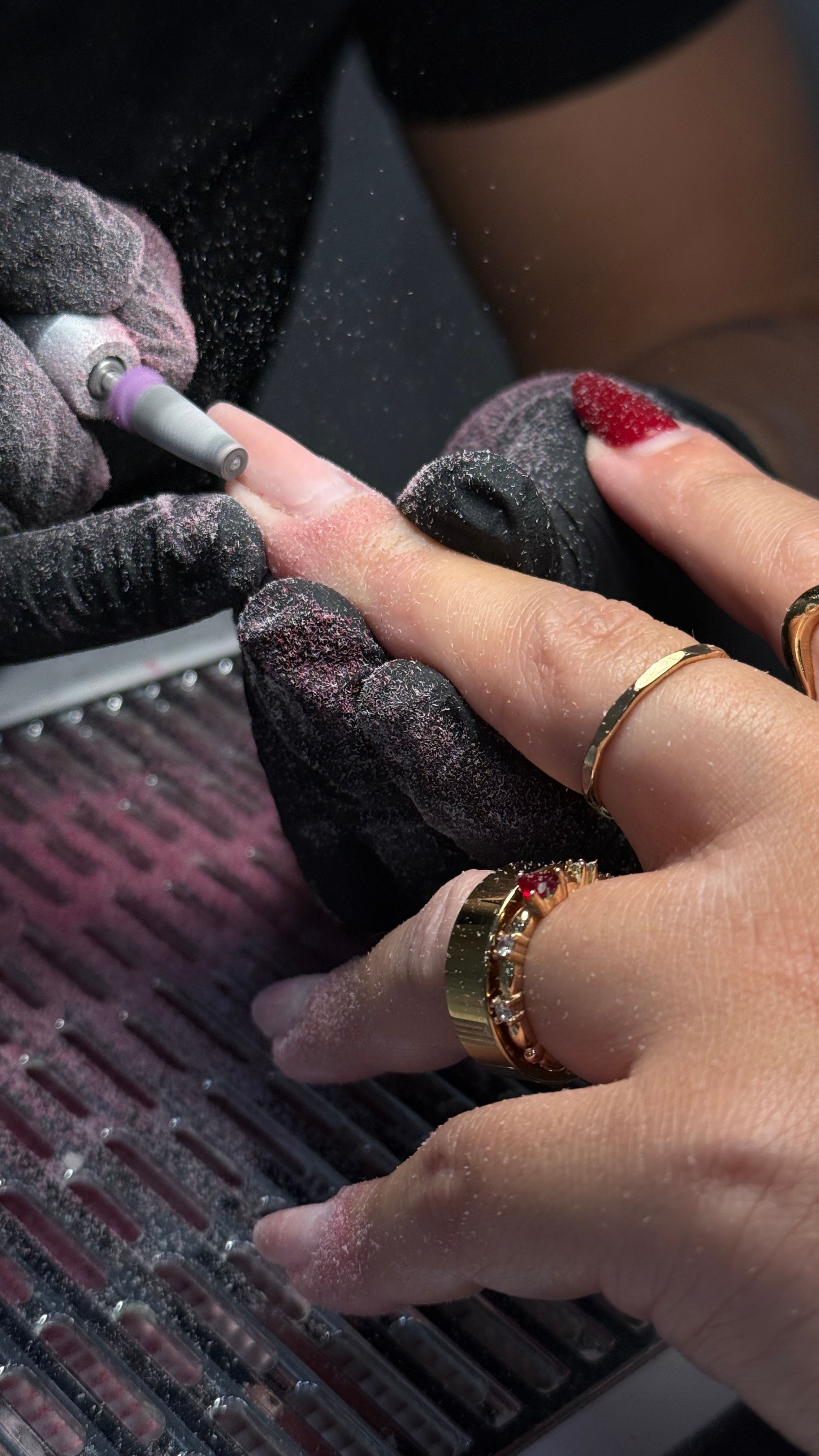 Détail de nail art scintillant sur ongles — visuel d'illustration