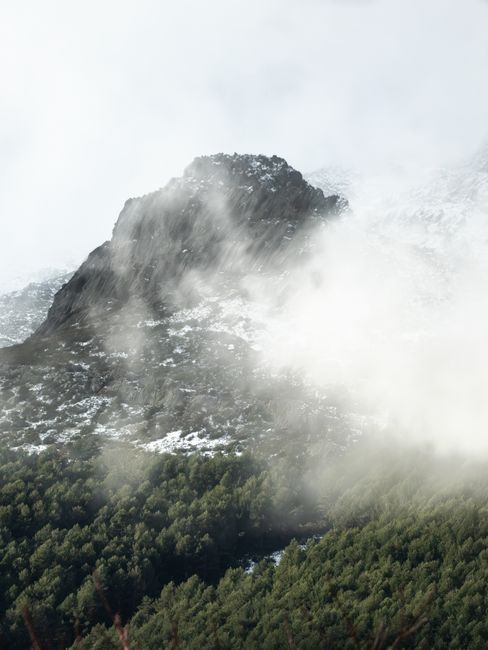 Fotomural Una vista impresionante de una montaña cubierta de niebla en Castilla-La Mancha, España.