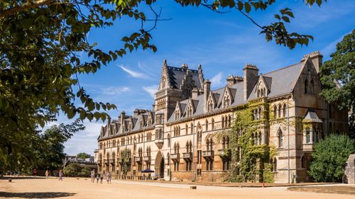 Free Iconic architectural view of Christ Church College in Oxford on a sunny day. Vibrant and historical setting. Stock Photo