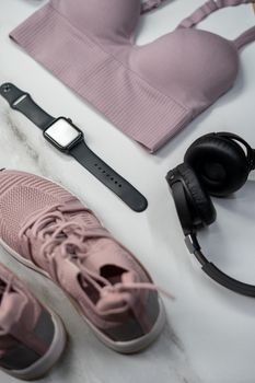 粉色运动服和智能手表搭配扁平的健身必需品