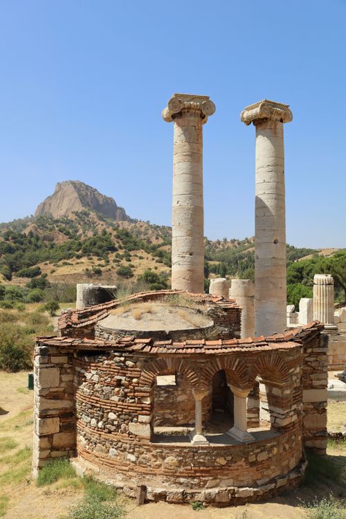 Free Explore the ancient ruins of Sardis with its iconic columns against a stunning backdrop in Manisa, Turkey. Stock Photo