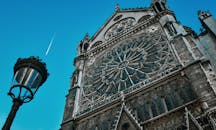 从低角度拍摄的巴黎圣母院标志性立面与路灯