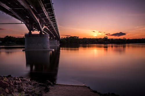 無料 水域の上の灰色の金属橋 写真素材