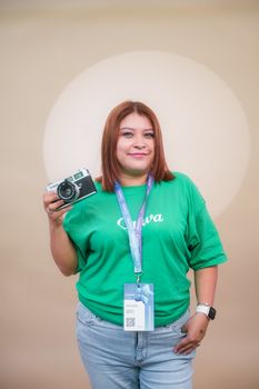 A presenter speaking to camera, photographed by Pexels LATAM on Pexels