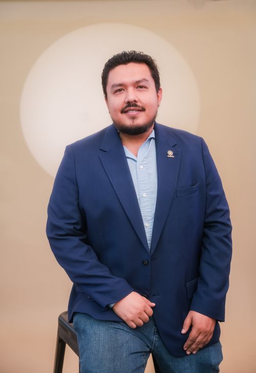 Free A confident man in a blue blazer poses for a professional portrait in Irapuato, Mexico. Stock Photo