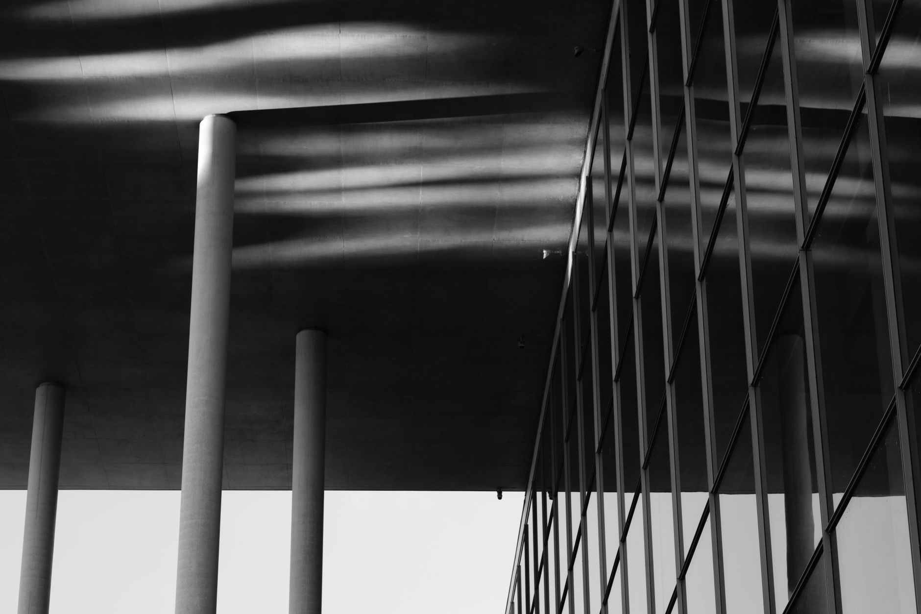 Tiefschwarzes Schatten & Architektur – AMOLED Hintergrundbild