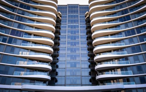 Free A striking modern facade of a high-rise building in Canberra, Australia, showcasing smooth, curvaceous balconies. Stock Photo