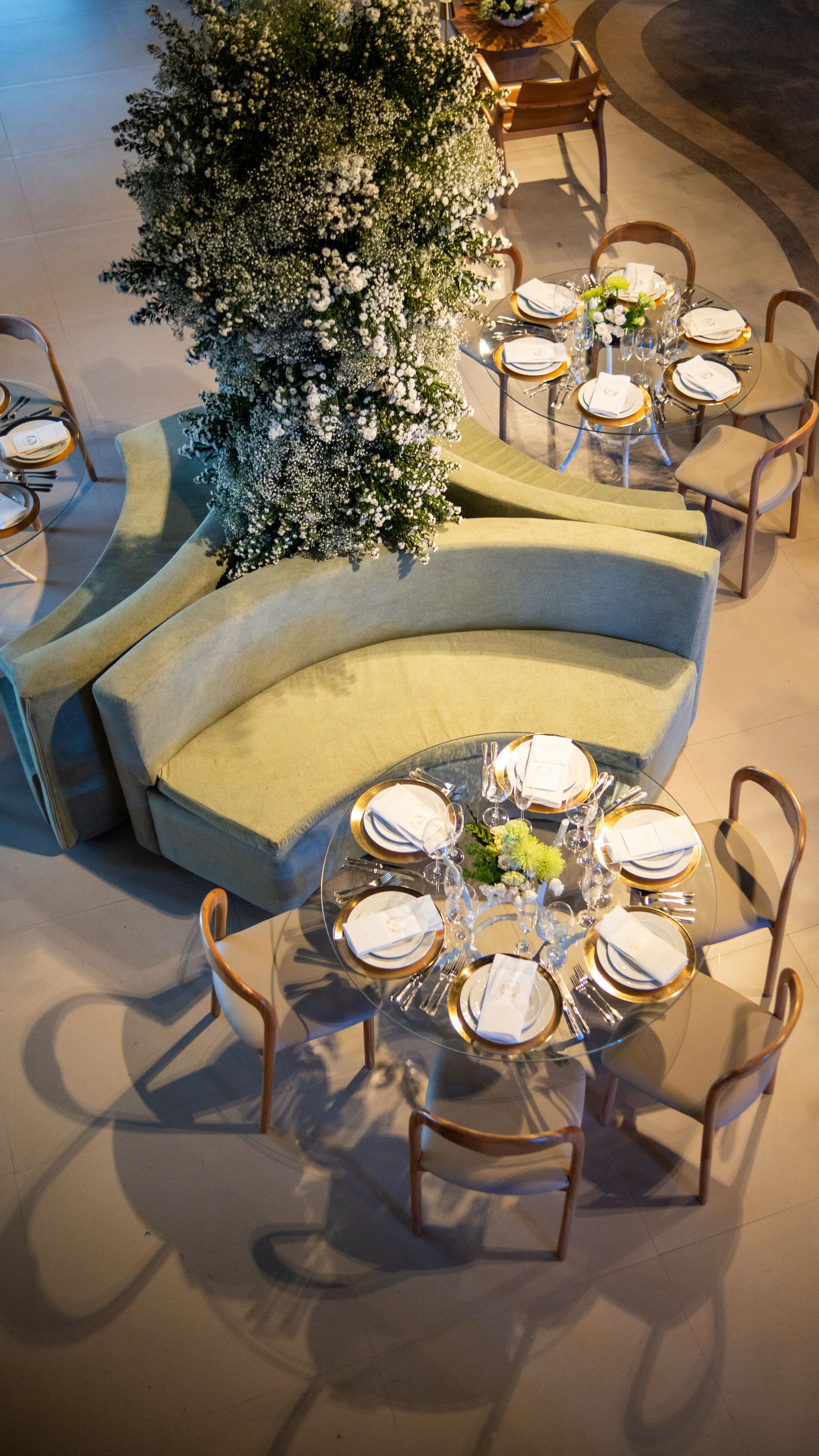 Um elegante arranjo de mesa com um grande centro de mesa floral, perfeito para um evento sofisticado.