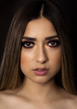 这幅女性特写肖像以深色为背景，画着迷人的眼妆，尽显优雅与时尚