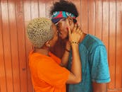 在尼日利亚拉各斯，一对充满爱意的黑人夫妇拥抱并分享着亲密时刻