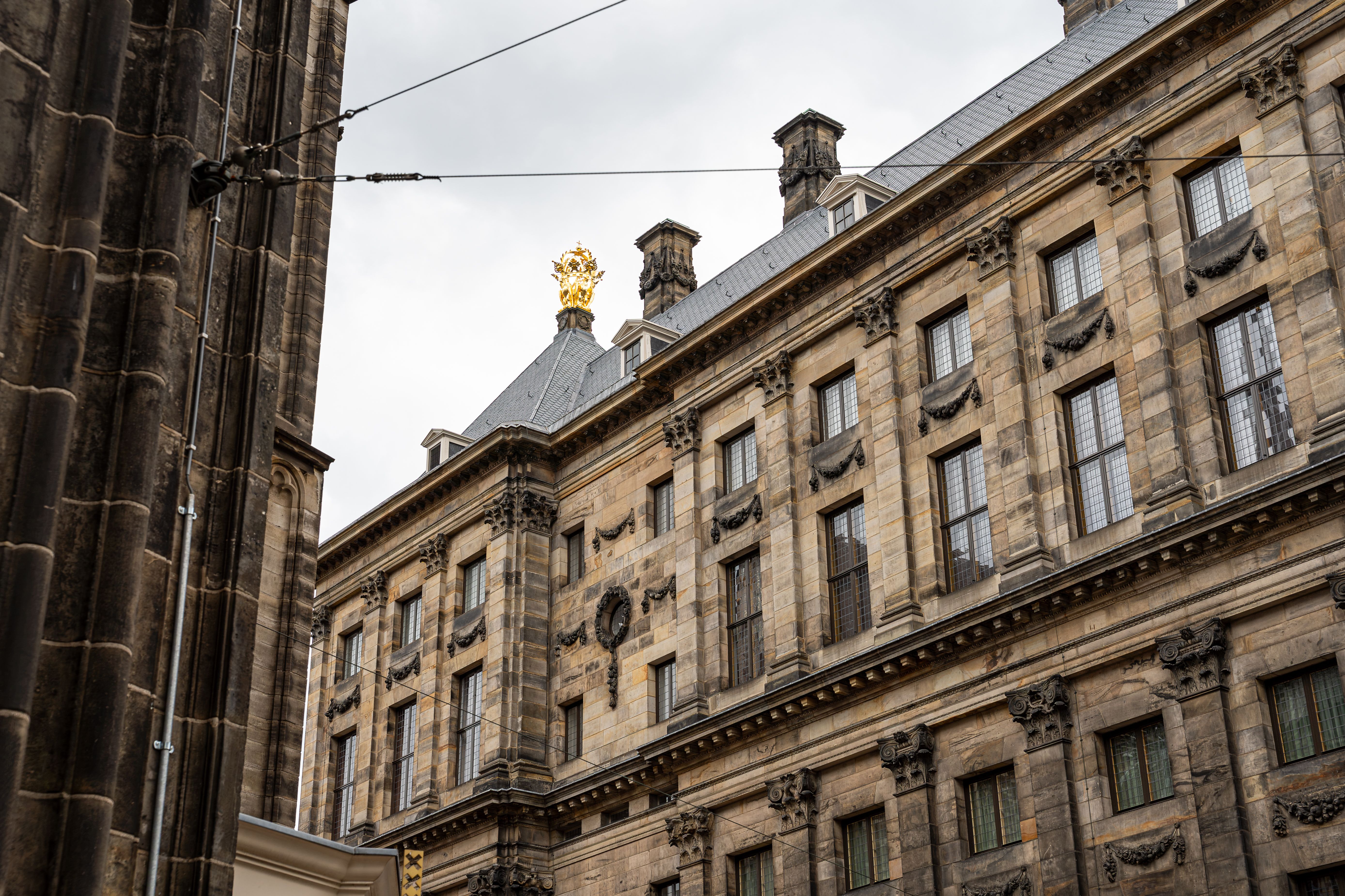 Gedetailleerde weergave van het Koninklijk Paleis van Amsterdam, met klassieke architectuur en sierlijke details.