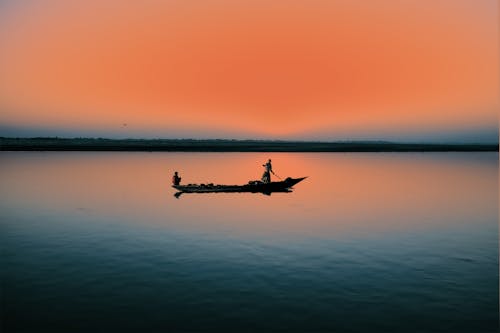 Leute, Die Auf Boot Während Des Sonnenuntergangs Reiten