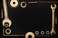 金色工具在黑色背景上艺术排列，留有充足的文本复制空间