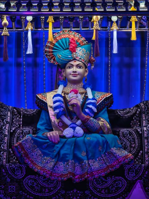 Free Vibrantly colored statue of an Indian deity adorned with traditional attire and detailed ornaments. Stock Photo