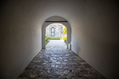 Free A view through a historical tunnel leading to a courtyard in Istanbul, Türkiye. Stock Photo