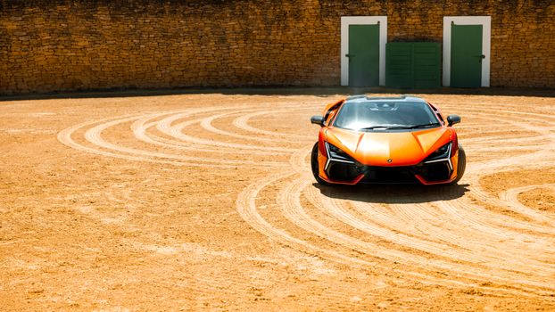 Geheimnisvolle Automobil-Aufnahme mit Auto & Orange