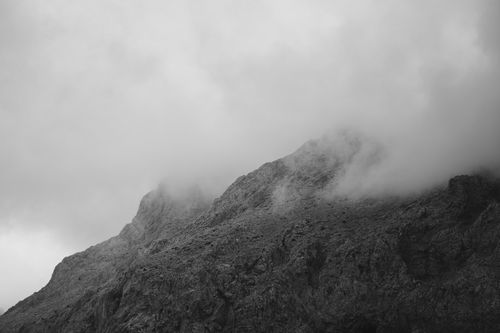 Free A moody, fog-covered mountain in Niğde, Türkiye creates a dramatic landscape. Stock Photo